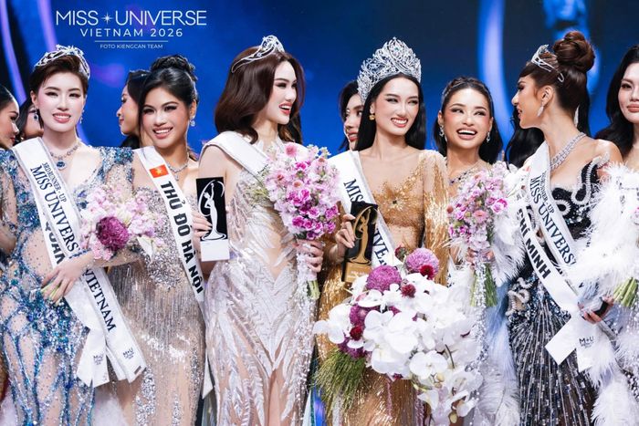 Trong đêm chung kết Miss Universe 2026, Quỳnh Anh đăng quang Hoa hậu, Mỹ Anh về vị trí Á 1.