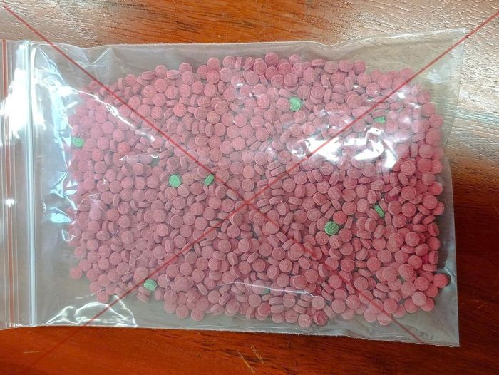 Công an thu giữ hơn 1.000 viên hồng phiến. Ảnh: CA.
