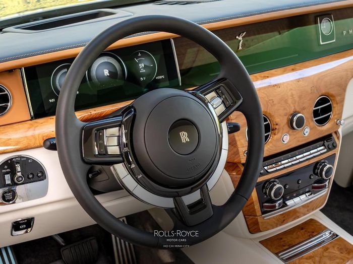 Dấu ấn trăm năm trong khoang xe xa xỉ. (Ảnh: Rolls-Royce Motor Cars Vietnam)