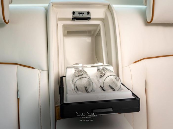 Khám phá Rolls-Royce Phantom bản kỷ niệm 100 năm. (Ảnh: Rolls-Royce Motor Cars Vietnam)