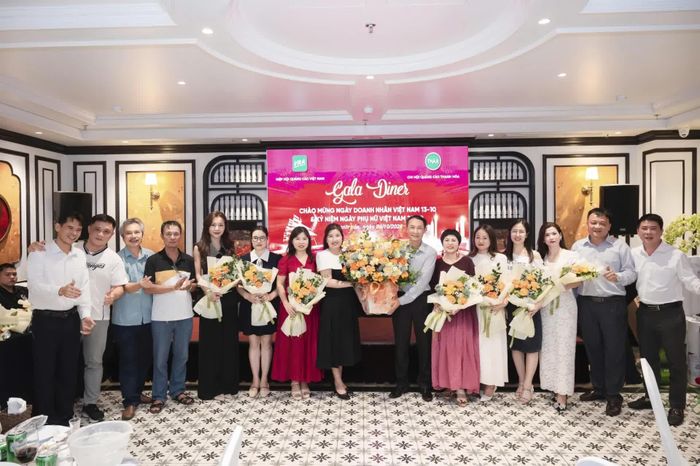 Dịp này, lãnh đạo Chi hội Quảng cáo tỉnh Thanh Hóa đã trao hoa, quà lưu niệm tới các nữ hội viên nhân ngày 20/10.