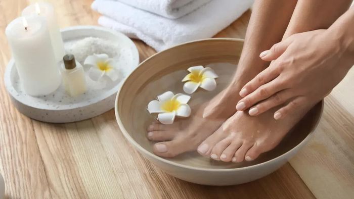 Không quên chăm sóc đôi chân sau một ngày dài