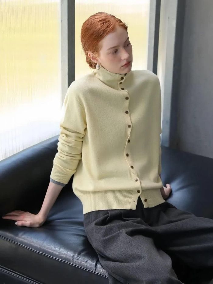 Cardigan trắng ngà phối quần âu xám 