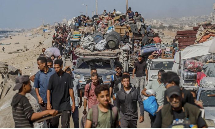 Người dân buộc phải di tản về phía Nam sau các cuộc tấn công của Israel tại Thành phố Gaza vào ngày 16 tháng 9. Theo Israa Alqahwaji, một nhân viên cứu trợ người Palestine, những người có người thân mất tích đang "mắc kẹt giữa hy vọng và đau thương, giữa sự chờ đợi và nỗi sợ hãi" - Ảnh: Shutterstock