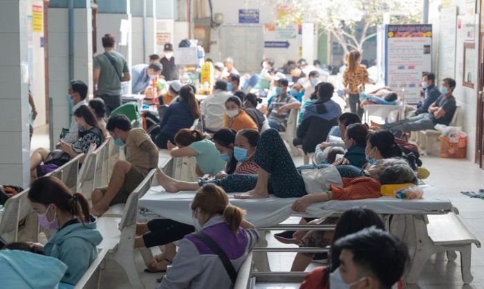 Người bệnh đông nghẹt khi khám tại BV Nhân dân Gia Định