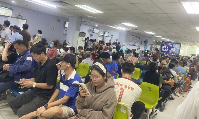 Bệnh nhân ngồi kín các hàng ghế chờ đến lượt được chụp chiếu