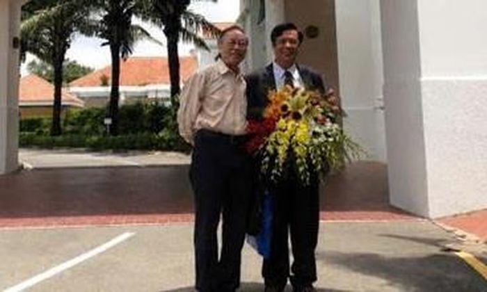 Tiến sĩ Lê Văn Ngọc (người ôm hoa) tại buổi Giới thiệu chương trình cao học quản lý dự án