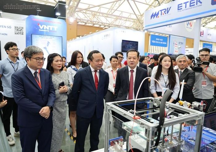 Bộ trưởng Bộ KH&CN Vũ Hải Quân và các đại biểu tham quan triển lãm trong khuôn khổ Ngày Chuyển đổi số quốc gia năm 2026