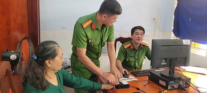 Công an xã Tân An giúp những người cao tuổi làm căn cước công dân