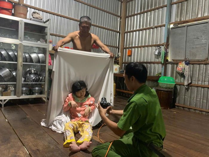 Hỗ trợ những người yếu thế làm căn cước công dân