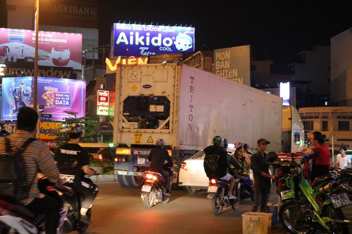Xe container lưu thông giữa dòng phương tiện đông đúc