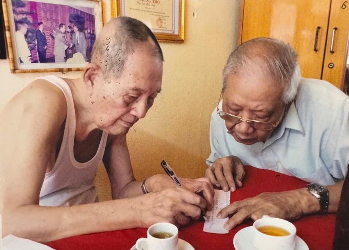 Đồng chí Vũ Hải Sơn (bên trái) - nguyên Tham mưu trưởng Tiểu đoàn quyết tử 950 Đặc khu Sài Gòn - Chợ Lớn - Gia Định, đang kể chuyện về Mặt trận Thị Nghè (năm 1945) với đồng chí Trần Hữu Phước