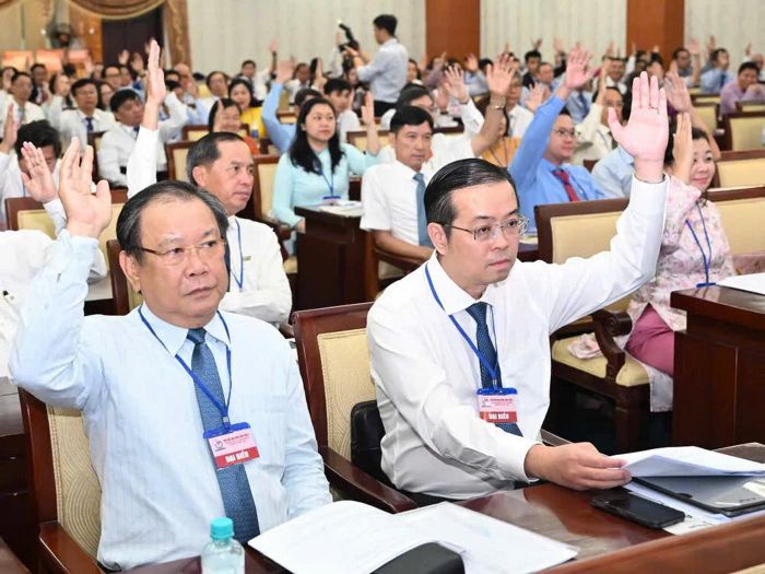 Các đại biểu biểu quyết thông qua chương trình Đại hội