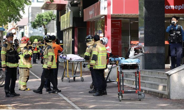 Bên ngoài siêu thị xảy ra vụ tấn công bằng dao - Ảnh: Reuters