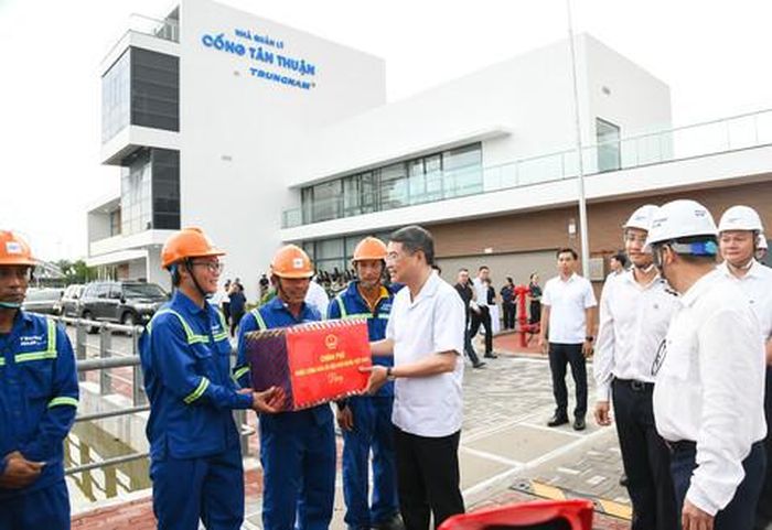 Thủ tướng tặng quà cho công nhân đang làm việc trên công trường