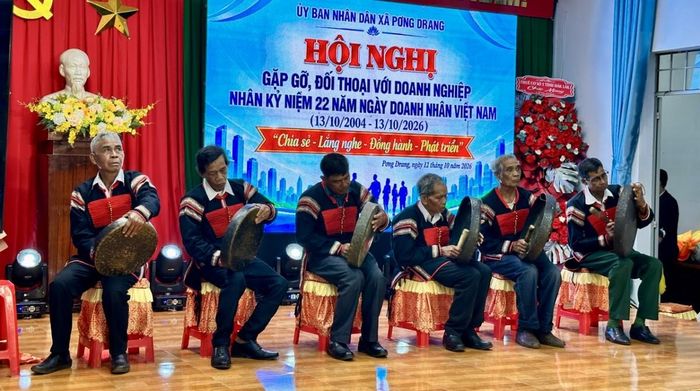 Tết mục văn nghệ mang đậm bản sắc của đồng bào Ê Đê được biểu diễn tại hội nghị.