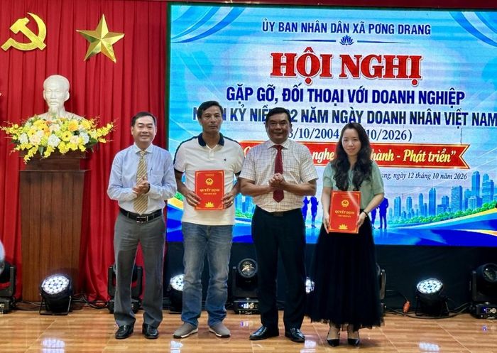  Lãnh đạo UBND xã Pơng Drang trao quyết định cho doanh nghiệp thuê đất.