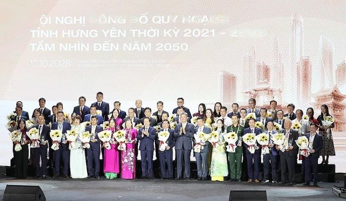  Các đồng chí: Phạm Quang Ngọc, Ủy viên Ban Chấp hành Trung ương Đảng, Bí thư Tỉnh ủy; Nguyễn Mạnh Quyền, Phó Bí thư Tỉnh ủy, Chủ tịch UBND tỉnh trao hoa, tặng quà vinh danh các doanh nghiệp, doanh nhân và nhà đầu tư có thành tích đóng góp cho phát triển kinh tế - xã hội của tỉnh Hưng Yên. (Ảnh nguồn cổng thông tin điện tử Đảng bộ tỉnh Hưng Yên). 