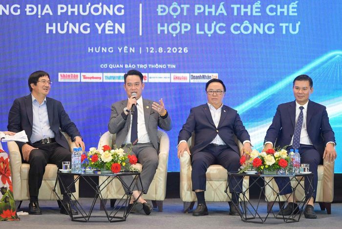 Ông Đặng Hồng Anh (cầm mic) chia sẻ tại Diễn đàn Kinh tế Tư nhân Việt Nam 2026.