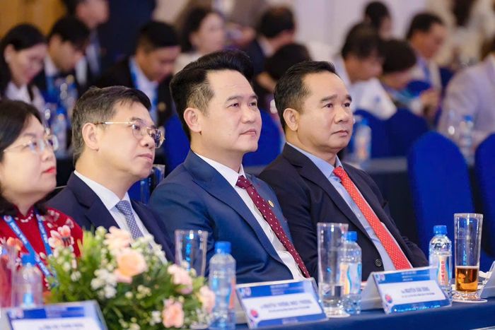 Chủ tịch VYEA Đặng Hồng Anh (thứ hai từ phải sang) và Chủ tịch UBND TP. HCM Nguyễn Văn Được (ngoài cùng bên phải) tại Phiên VPSF 2026 -  Vòng Bàn tròn kết nối nội lực cấp miền tại TP. HCM.