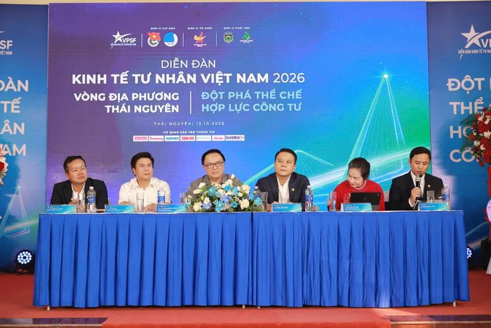 Bà Nguyễn Thị Vinh áo đỏ thứ 2 từ trái sang tại Diễn đàn Kinh tế tư nhân Việt Nam 2026 – Phiên địa phương tỉnh Thái Nguyên (Ảnh: Phan Chính)
