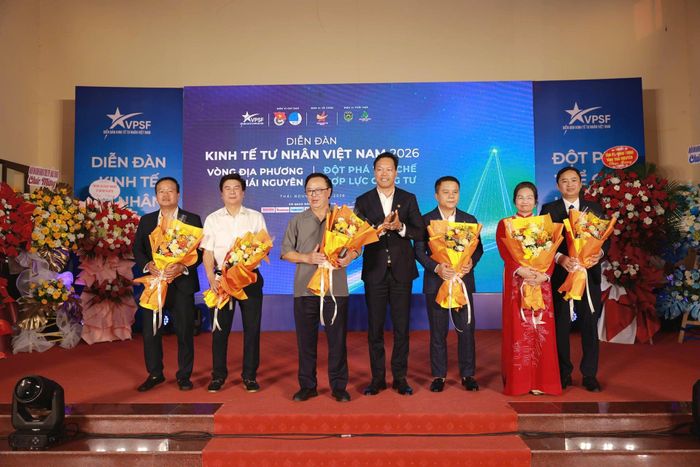 Bà Nguyễn Thị Vinh, Chủ tịch Hội Nữ doanh nhân tỉnh Thái Nguyên, Chủ tịch HĐQT Công ty CP Thương mại Thái Hưng tham gia làm diễn giả tại Diễn đàn Kinh tế tư nhân Việt Nam 2026 – Phiên địa phương tỉnh Thái Nguyên. (Ảnh: Phan Chính)
