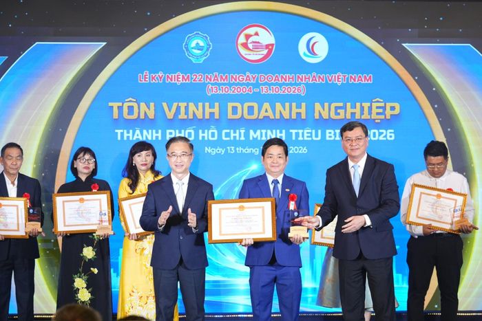 Ông Lâm Quốc Thanh, Tổng Giám đốc SATRA, cùng các doanh nghiệp nhận danh hiệu Doanh nghiệp TPHCM tiêu biểu năm 2026
