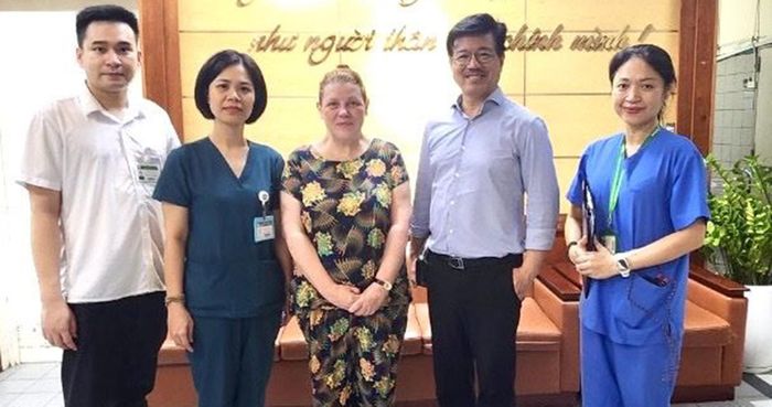 Các nhân viên y tế Bạch Mai và nhà hảo tâm thăm hỏi và hỗ trợ cho bệnh nhân quốc tế.