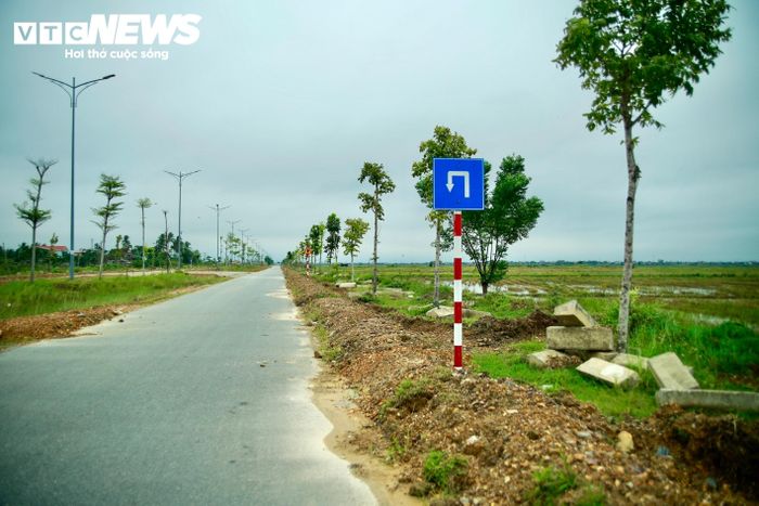Trong quá trình triển khai, dự án liên tục chậm tiến độ kéo dài khiến nhà thầu bị xử phạt. Mãi đến giữa tháng 12/2025 dù chưa được bàn giao đưa vào sử dụng chính thức nhưng tuyến đường hoàn thành thảm nhựa và mở cho phép phương tiện lưu thông 1 chiều.