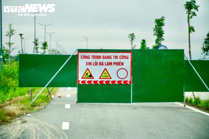 Kết quả theo dõi từ tháng 11/2022 đến tháng 6/2023, công trình tiếp tục lún trung bình 7,7cm. Trong đó vị trí tiếp tục lún nhiều nhất đến 16,3cm tại Km 2+172,67; có 59 vị trí tiếp tục lún hơn 10cm. Đây là nguyên nhân chính khiến tuyến đường chưa được nghiệm thu, bàn giao dù hoàn thiện các hạng mục.