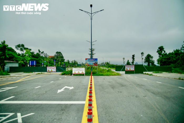 Những ngày qua, tuyến đường Chợ Mai - Tân Mỹ bất ngờ được đóng lại, cấm người dân lưu thông. Việc đóng đường được thông báo là để phục vụ thi công. Lý do là trong quá trình kiểm tra, chủ đầu tư kiểm tra, ghi nhận tình trạng mặt đường bê tông nhựa tuyến đường Chợ Mai - Tân Mỹ có cao độ hiện trạng thấp hơn cao độ được thiết kế.