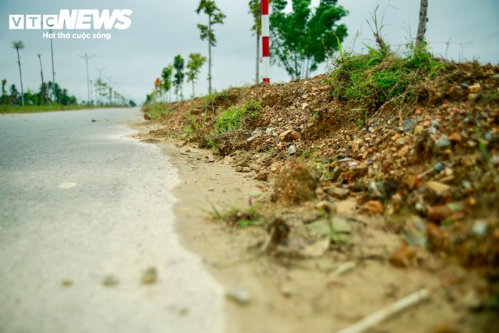 Hiện nay, Công ty TNHH Xây dựng Đồng Tâm (đơn vị thi công gói thầu số 11) đang huy động nhân công, phương tiện, máy móc để thảm nhựa bù lún mặt đường. Tại vị trí cách nút giao với Quốc lộ 49 (đường Phạm Văn Đồng) khoảng 2km đơn vị thi công tháo dỡ các bó vỉa hè, đắp lại lề đường bằng đất trên chiều dài khoảng 500m cả hai bên tuyến.