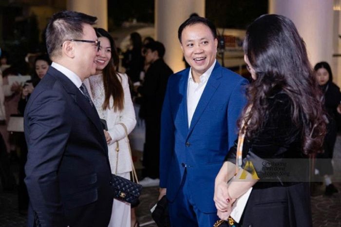 Ông Phan Minh Thông trao đổi với các vị đại biểu dự lễ trao giải thưởng Human Act Prize 2024.