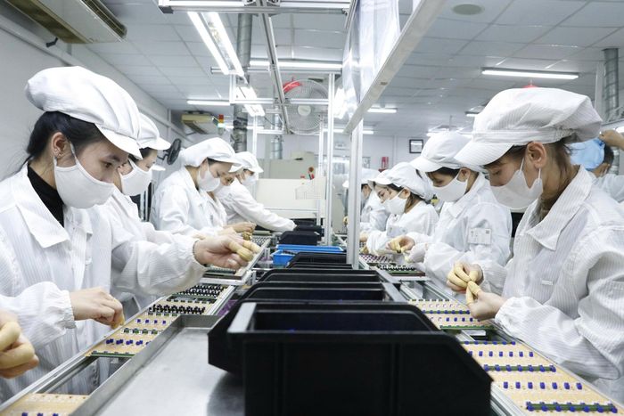 Công nhân Công ty Cổ phần công nghệ thế hệ mới HANEL PT đang lắp ráp thiết bị.