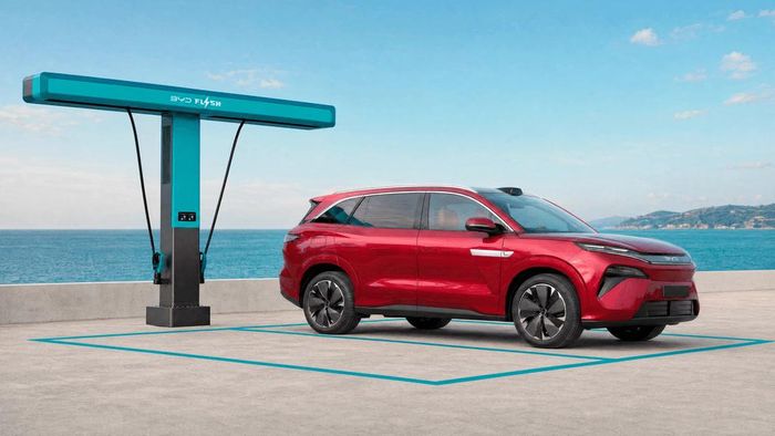 BYD ATTO 8 được trang bị công nghệ sạc nhanh FLASH Charging cho phép xe sạc từ 10% lên 70% trong 5 phút.