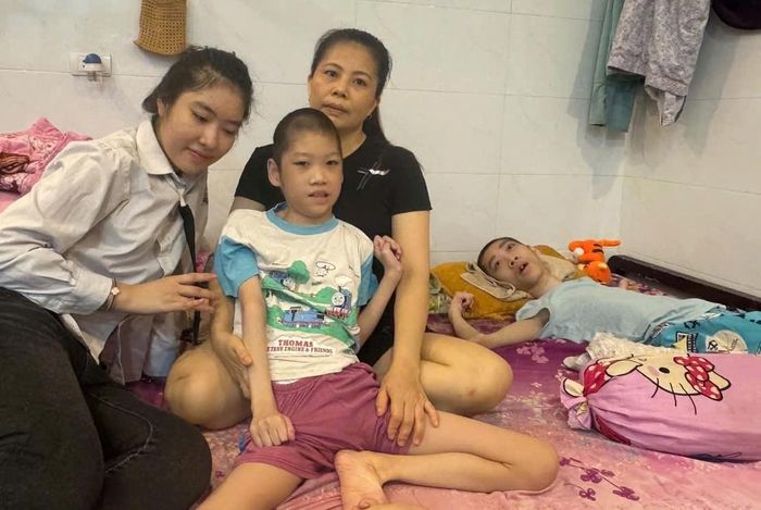 Gần 20 năm qua, cuộc sống của chị Yến gắn với thuốc men, bỉm sữa, bệnh viện và những chuyến xe buýt. 