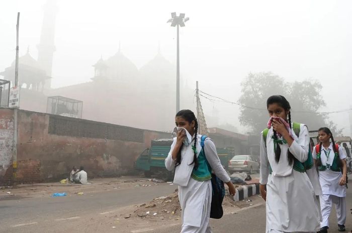 Trẻ em đi học dưới bầu không khí ô nhiễm bởi khói bụi ở Ấn Độ. (Ảnh: Getty Images)