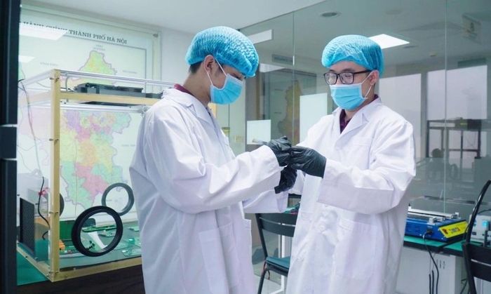 Kỹ thuật viên của Vegacosmos nghiên cứu mô hình vệ tinh trong phòng thí nghiệm. (Ảnh: Vegacosmos)