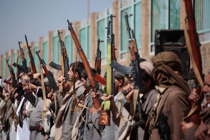 Những người ủng hộ phong trào Houthi mang theo súng trường khi dự một cuộc tập hợp vũ trang của các bộ lạc tại Sanaa, Yemen. (Ảnh AP/Osamah Abdulrahman)