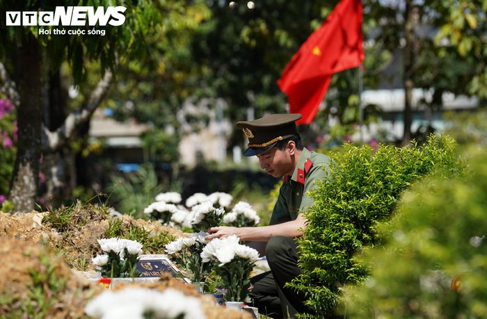 Lễ viếng, truy điệu được tổ chức lúc 8h. Sau các nghi thức viếng, đọc lời điếu và mặc niệm, hài cốt liệt sĩ sẽ được di chuyển về Nghĩa trang Liệt sĩ TP.HCM.
