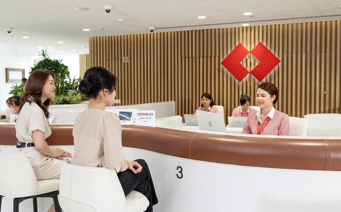 Mỗi ngân hàng có quy mô lớn cũng đang tạo ra cả chục nghìn việc làm với thu nhập chất lượng. (Ảnh: Đ.V)