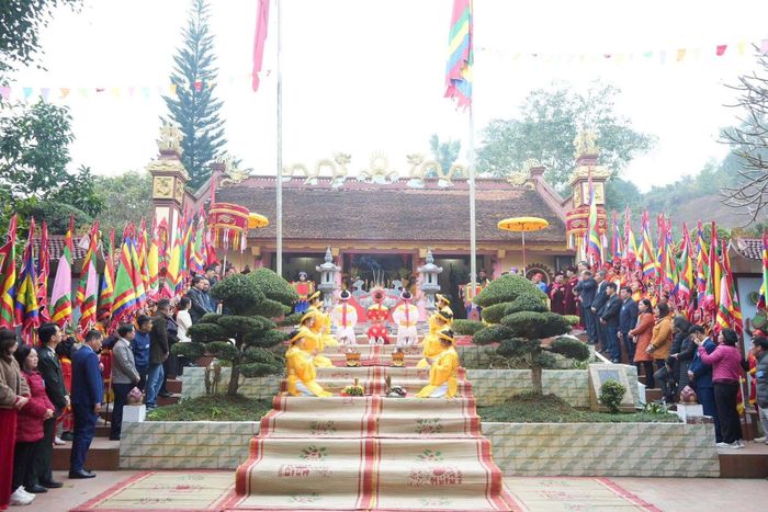 Một ngôi đền cổ kính ven sông tại Trấn Yên - nơi lưu giữ những di tích lịch sử - văn hóa cấp tỉnh tạo nên trục du lịch tâm linh đặc sắc của địa phương.