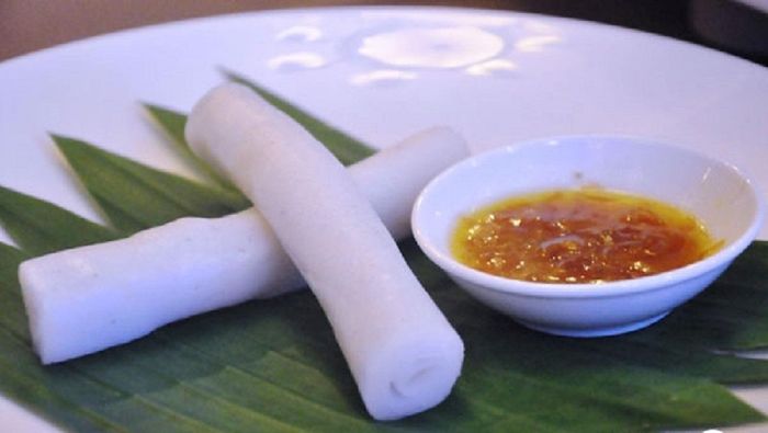 Bánh gật gù phải được dùng với bát nước chấm pha chút mỡ gà mới chuẩn vị.