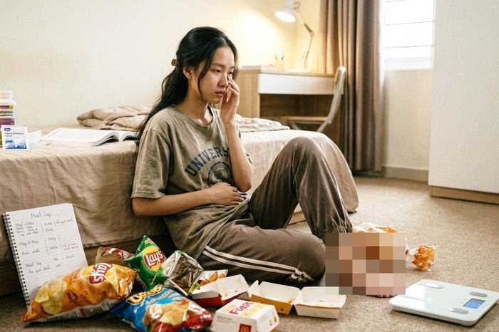 Nhịn ăn để giảm cân, nữ sinh 21 tuổi sau đó ăn mất kiểm soát rồi tự gây nôn, dẫn đến hạ kali máu, mất kinh và trầm cảm nặng. (Ảnh minh hoạ: AI)