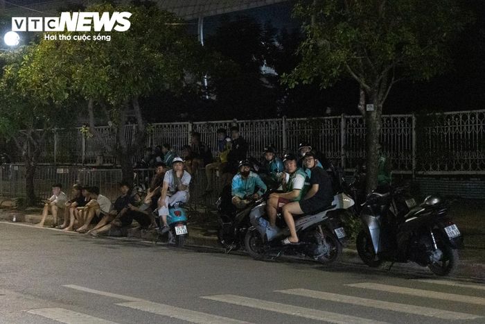 Không chỉ có những nhóm đua xe, khu vực này còn xuất hiện đông người đứng dọc hai bên đường theo dõi, cổ vũ. Một số người sử dụng điện thoại quay phim, phát trực tiếp trên mạng xã hội. Sự hiếu kỳ và cổ vũ của đám đông càng khiến các “quái xế” thêm hăng máu, mải mê khoe những màn biểu diễn đỉnh cao.