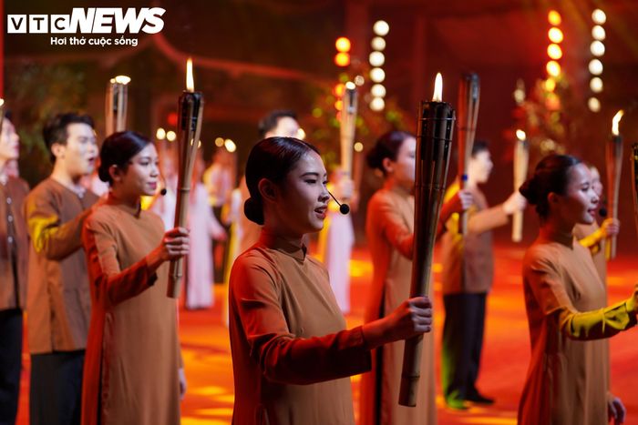 Ngay từ những phút mở màn, tiếng thơ chúc Tết Xuân Mậu Thân 1968 của Chủ tịch Hồ Chí Minh vang lên, gợi nhớ một giai đoạn lịch sử với tinh thần chiến đấu kiên cường của quân và dân ta.