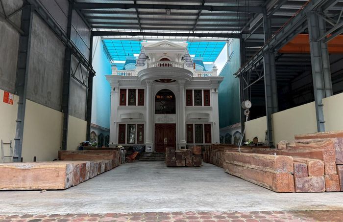 Nhiều lô đất trong Cụm công nghiệp làng nghề gỗ Văn Tự (xã Phú Xuyên) được xây dựng thành nhà kiên cố. Ảnh: Thiện Mỹ