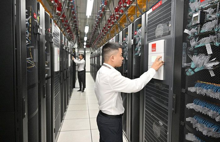 Kỹ sư Viettel vận hành hệ thống Trung tâm dữ liệu AI. Ảnh: Đức Thọ
