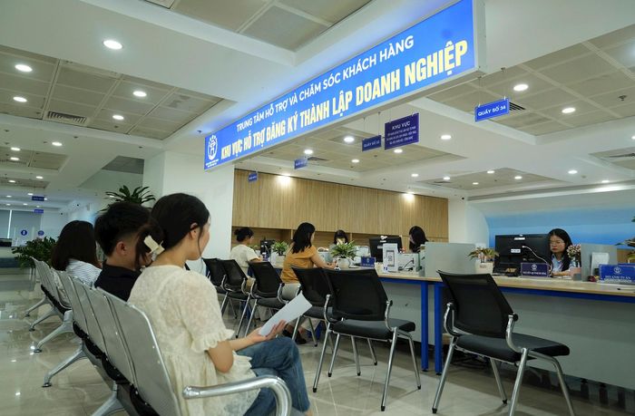Người dân đến làm thủ tục đăng ký thành lập doanh nghiệp tại Trung tâm Phục vụ hành chính công thành phố Hà Nội - Chi nhánh số 8. Ảnh: Hữu Mai