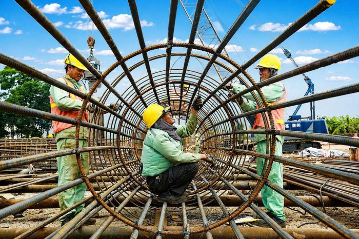 Công nhân tích cực thi công các cấu kiện thép trên công trường cầu Trần Hưng Đạo.